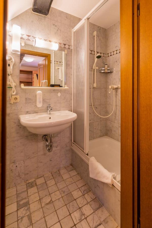 Hotel Goldener Hirsch Suhl Bagian luar foto